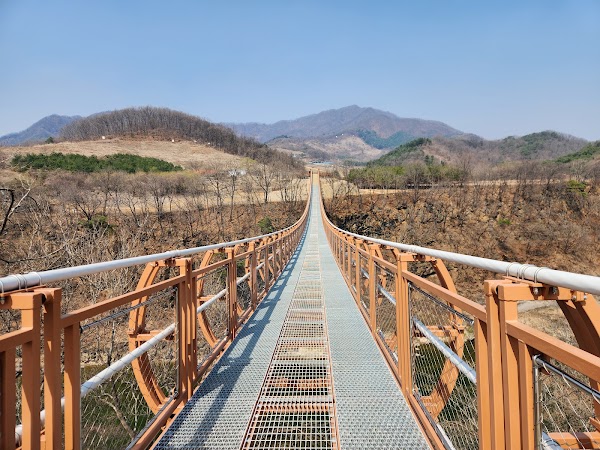 멍우리협곡 출렁다리