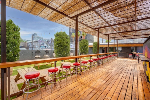 Luckys Indoor Outdoor 1