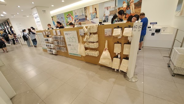 UNIQLO Shinsaibashisuji Store 5