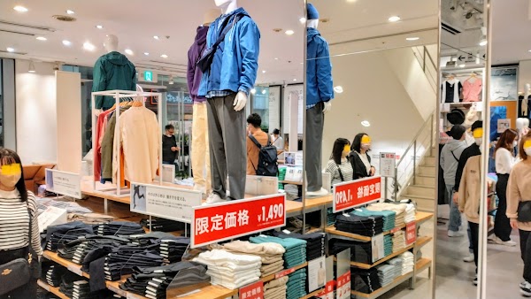 UNIQLO Shinsaibashisuji Store 4