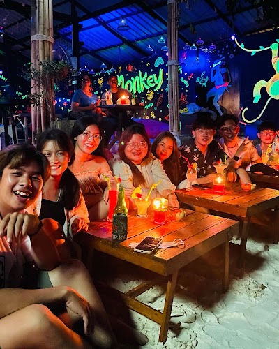 Monkey bar Lipe. มังกี้ บาร์ เกาะหลีเป๊ะ