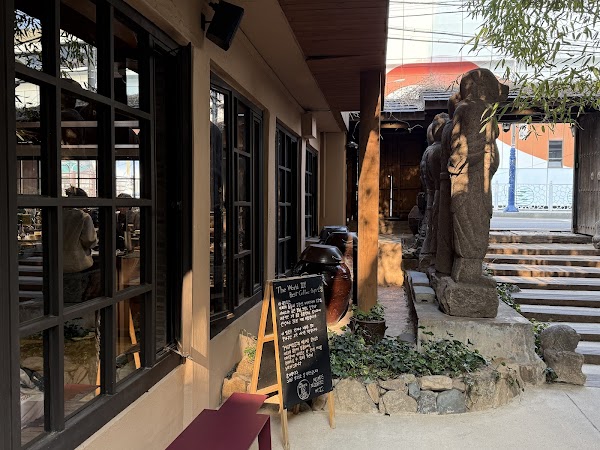 Momos Coffee Flagship Store 5