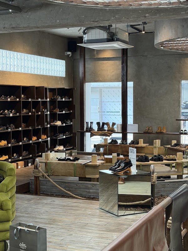 ROMANTIC MOVE Seongsu Flagship Store 5