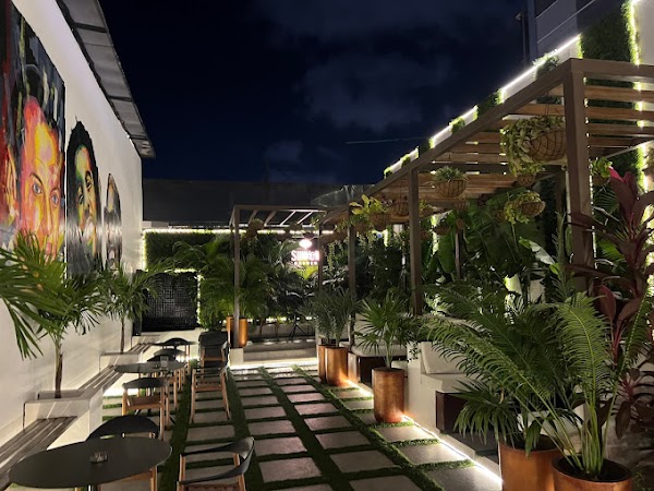 White Restaurant & Garden 3