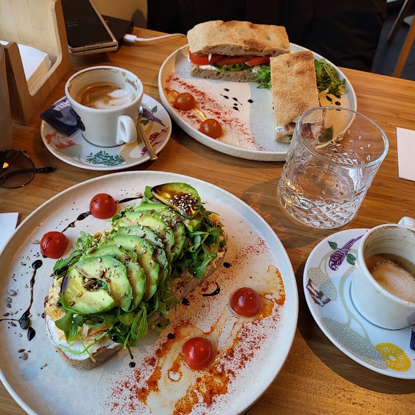 DeCent - Cafe & Brunch 4
