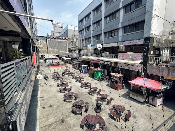 Yi Zhong Shopping District