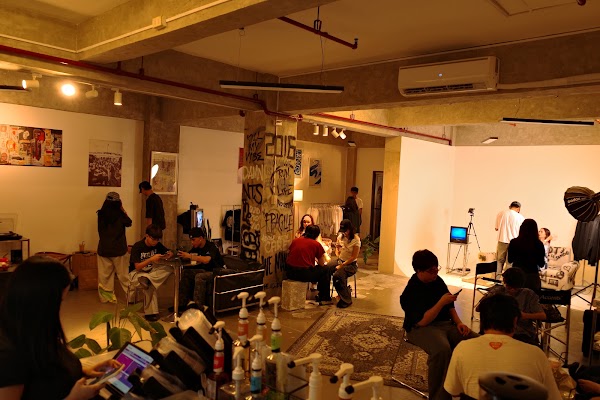 THE ACCENTS GALLERY + CAFE