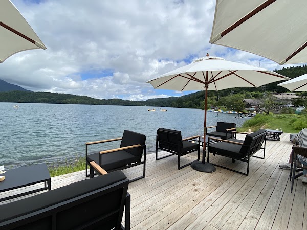 ao LAKESIDE CAFE