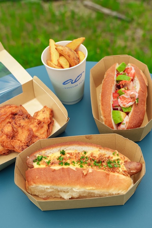 ao LAKESIDE CAFE 4