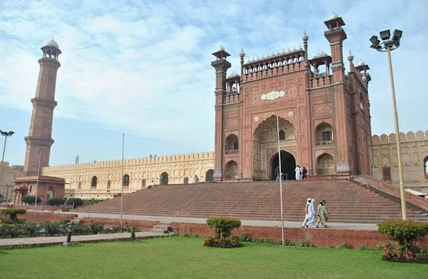 Badshahi Mosque 4