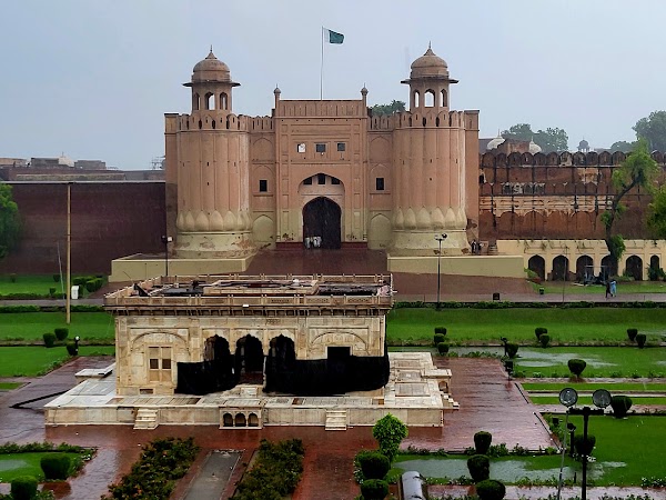 Badshahi Mosque 2