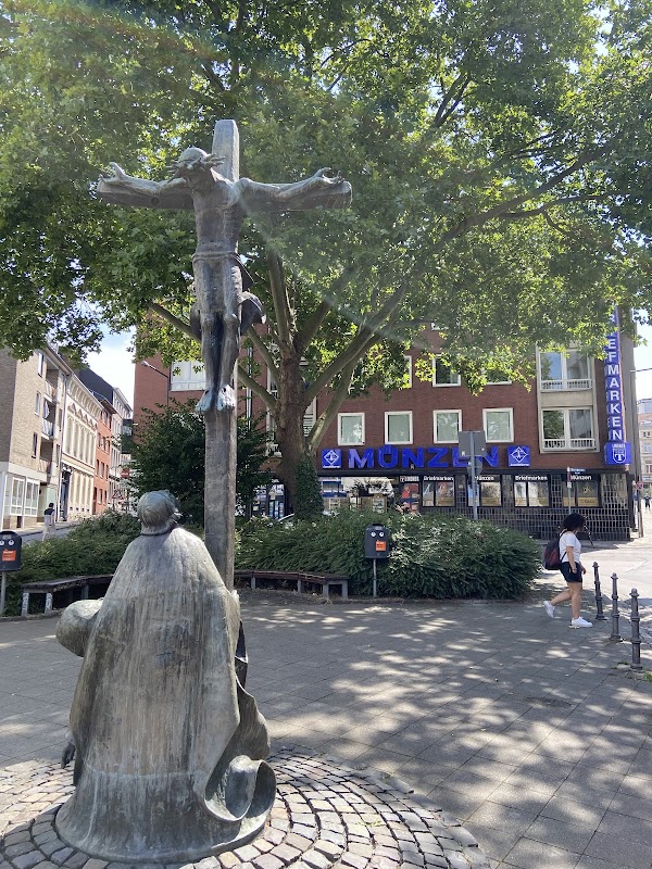 Stunning cross statue 1