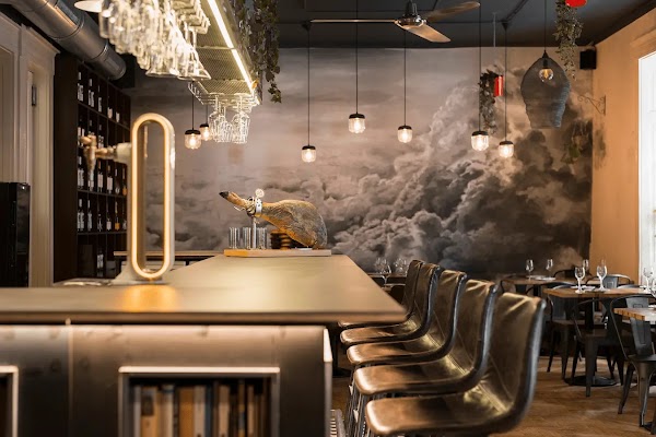 La Nube Tapas & Wine Restaurant 4
