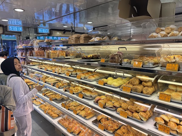 St. Lolan Cake Shop 3