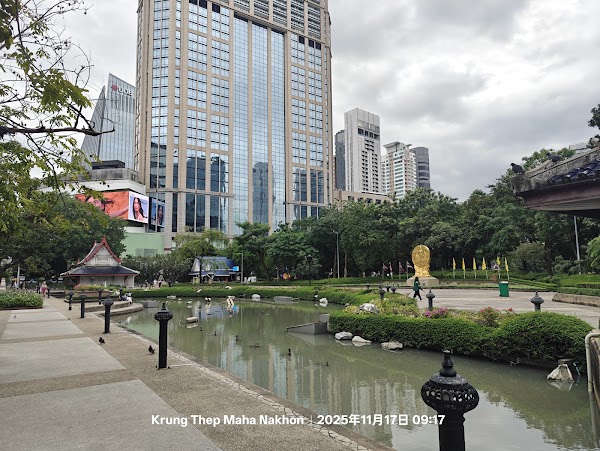 Benchasiri Park 3