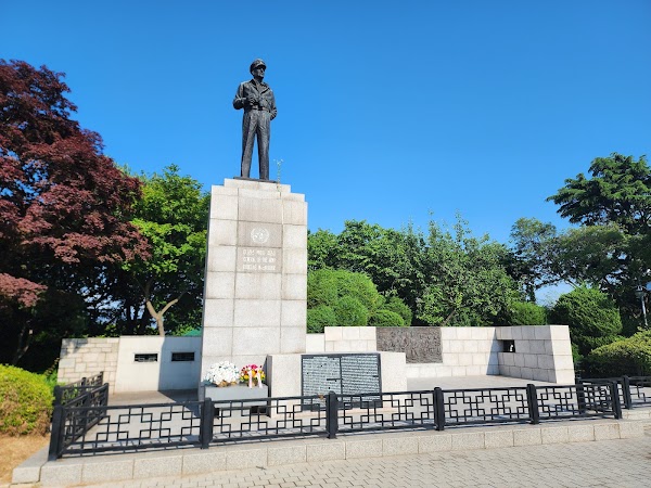 Statue of General Douglas MacArthur