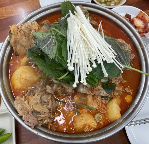 Somunnan Seongsu Gamjatang (Pork Bone Soup) 4