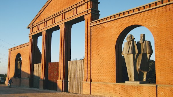 Memento Park - Statues from the Communist Dictatorship 2