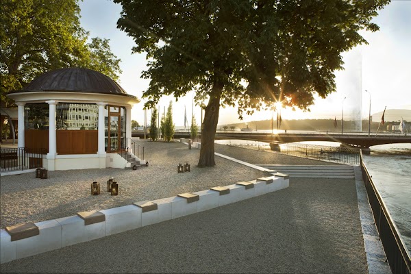 Lake House 4