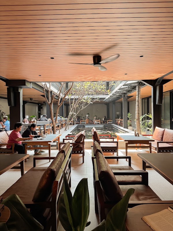 Mr. Raffles Bistro & Bar 1