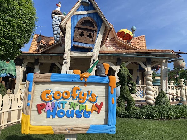 Goofy's Paint 'n' Play House