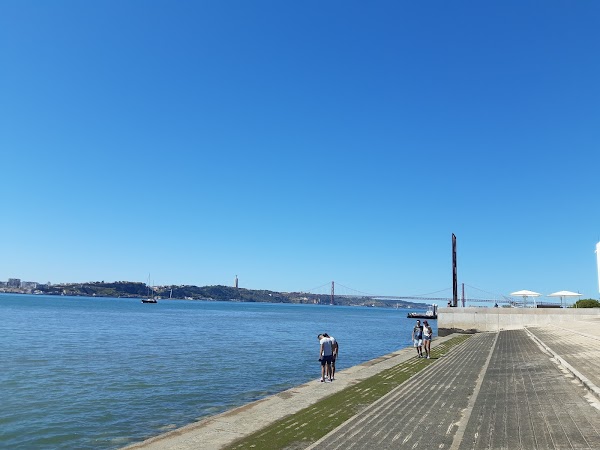Avenida Ribeira das Naus