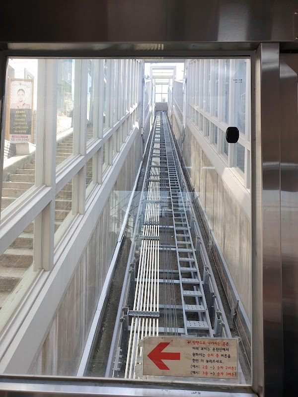 Haebangchon 108 Steps Funicular 4