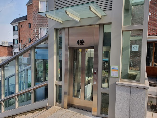 Haebangchon 108 Steps Funicular 2