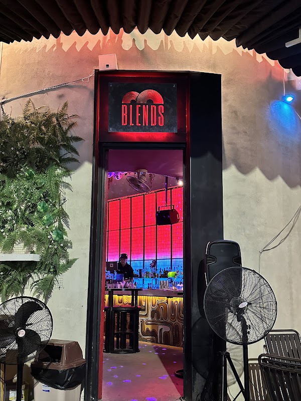 BLENDS SOCIAL BAR 2