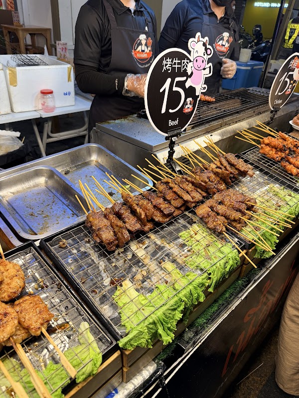Banthat thong road NIGHT MARKET 4