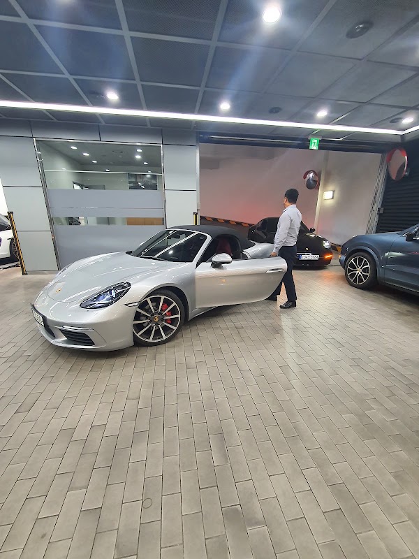 Porsche Centre Seocho 4