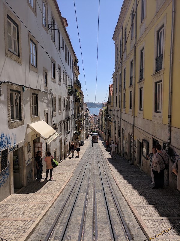 Largo Calhariz 4