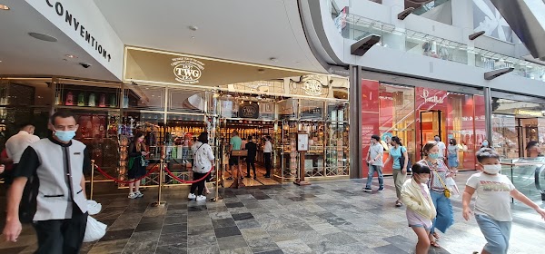 Louis Vuitton Island Store