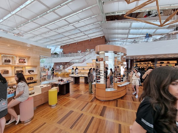 Louis Vuitton Island Store 5