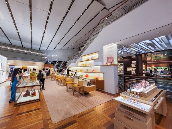 Louis Vuitton Island Store 2