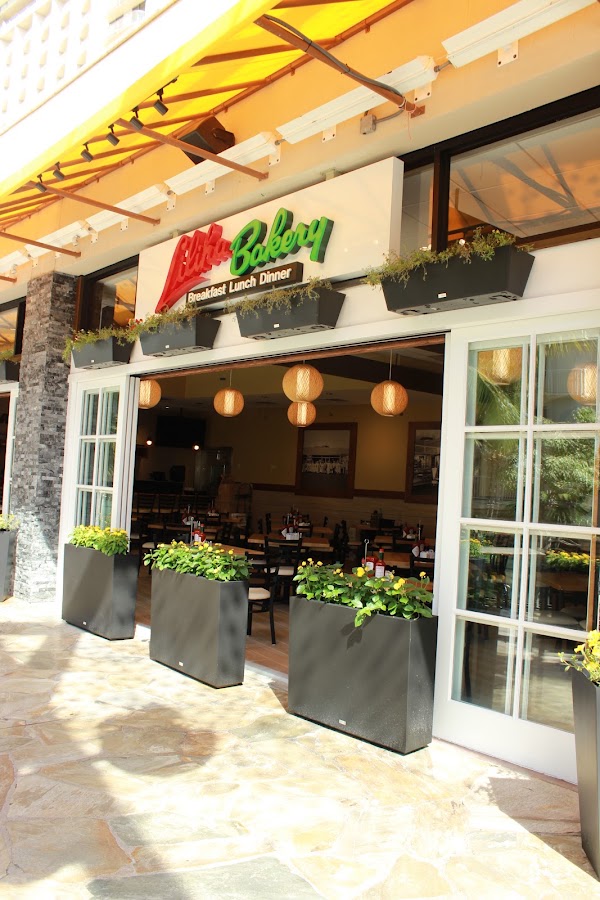Liliha Bakery Waikiki Beach Walk