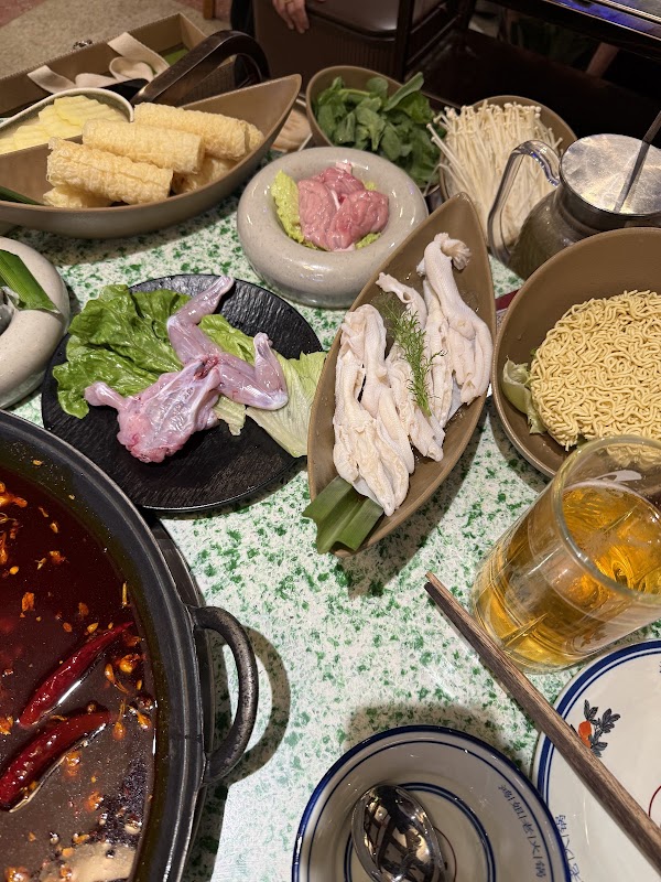Hong Xiao Jie Ban Zhuo Chi De Spicy Hot Pot