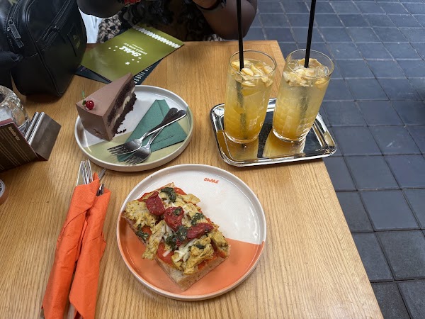 Share Sweet & Wine Bar 2