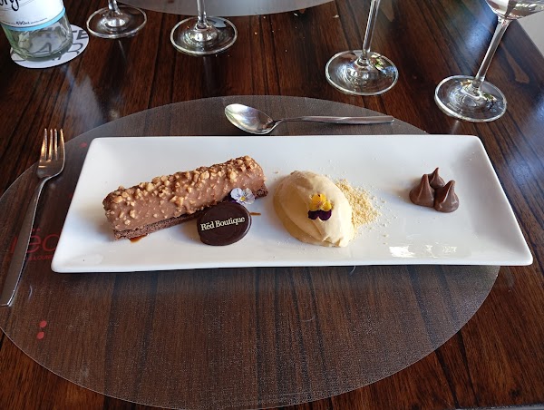 Rëd Restó & Lounge 4