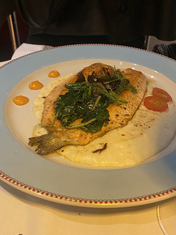 Rëd Restó & Lounge 3