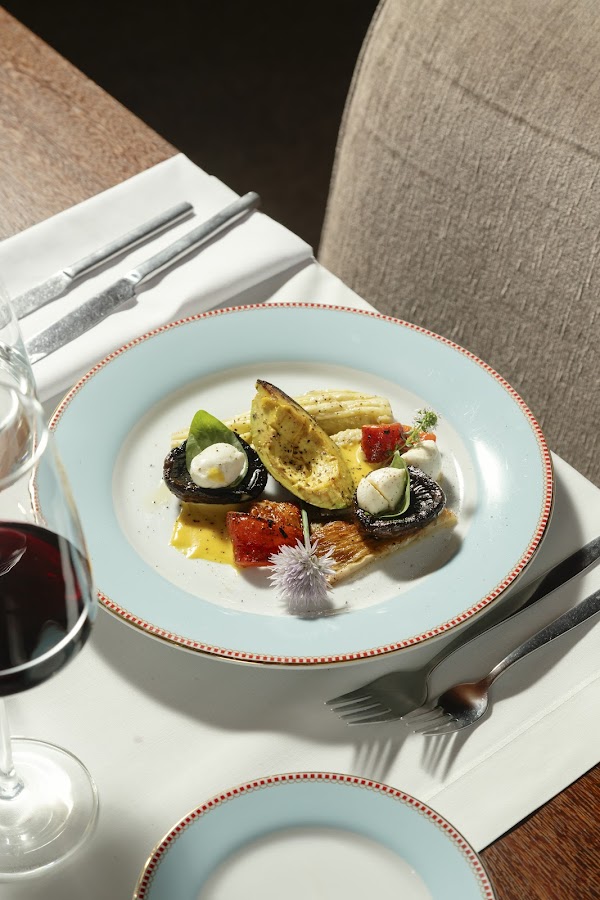 Rëd Restó & Lounge 2