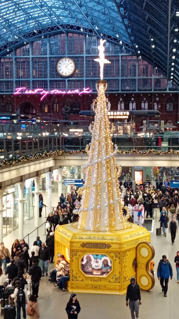 St. Pancras International Christmas Tree 1