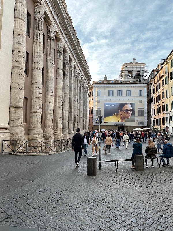 Piazza di Pietra 1