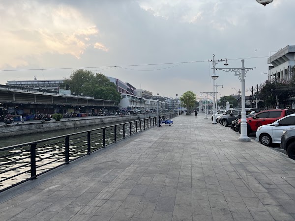 Thewarat Market Pier 1