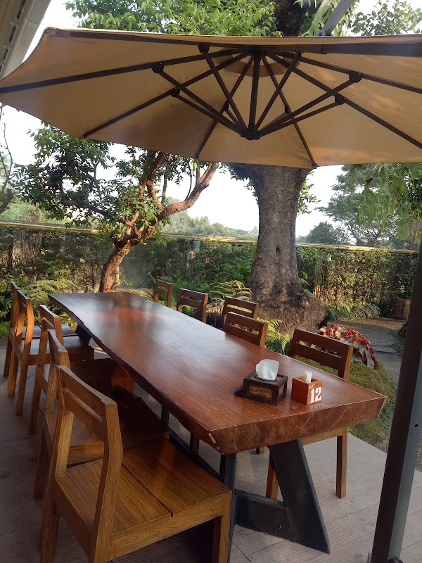 Chom Cafe and Restaurant 1