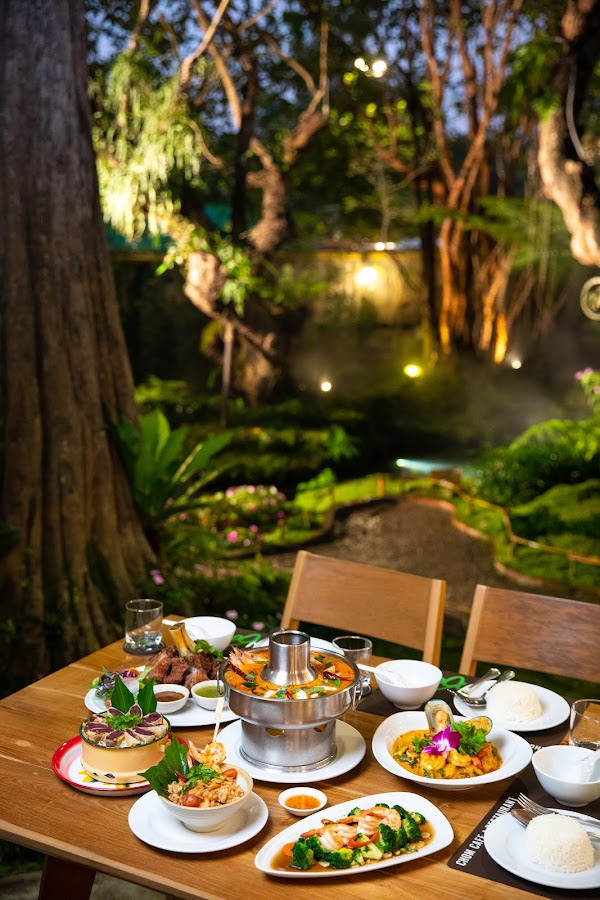 Chom Cafe and Restaurant 5