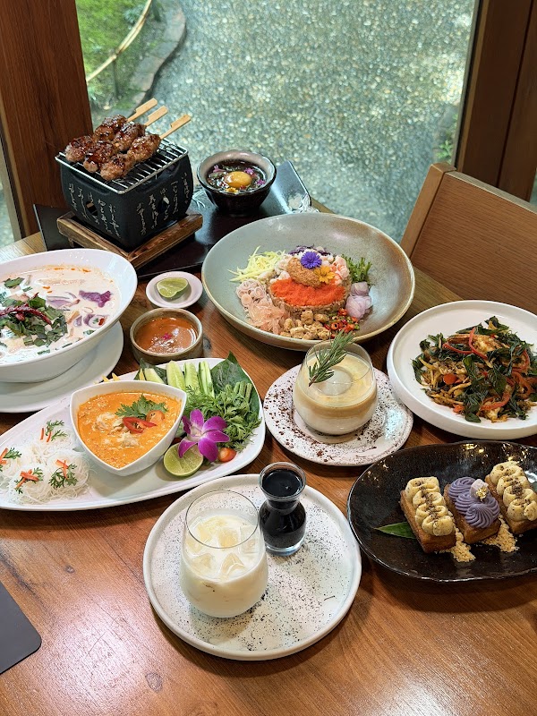 Chom Cafe and Restaurant 4