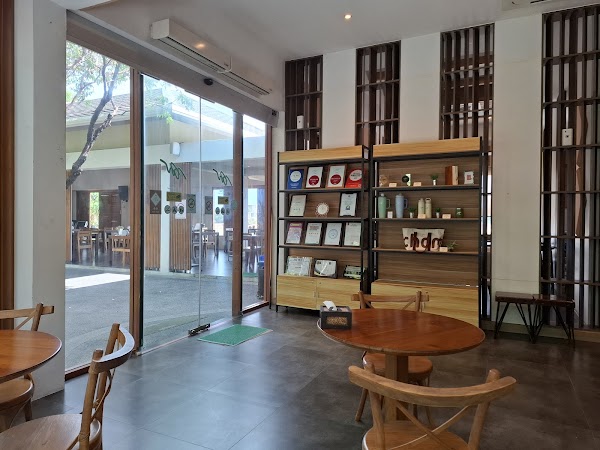 Chom Cafe and Restaurant 2