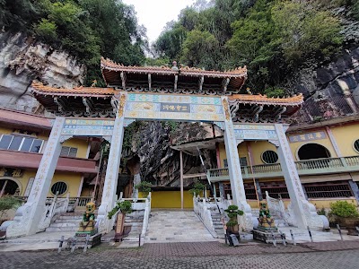 Sam Poh Tong Temple