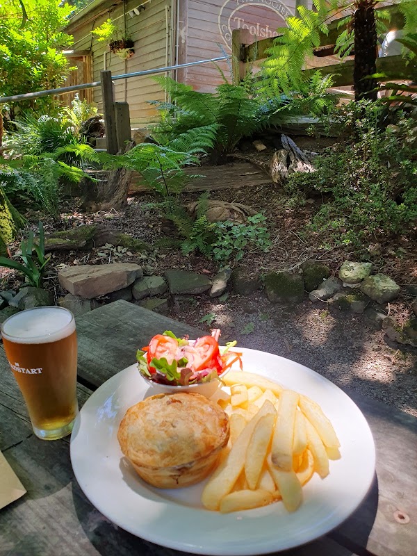 Toolshed Bar, Bistro & Cabins 5